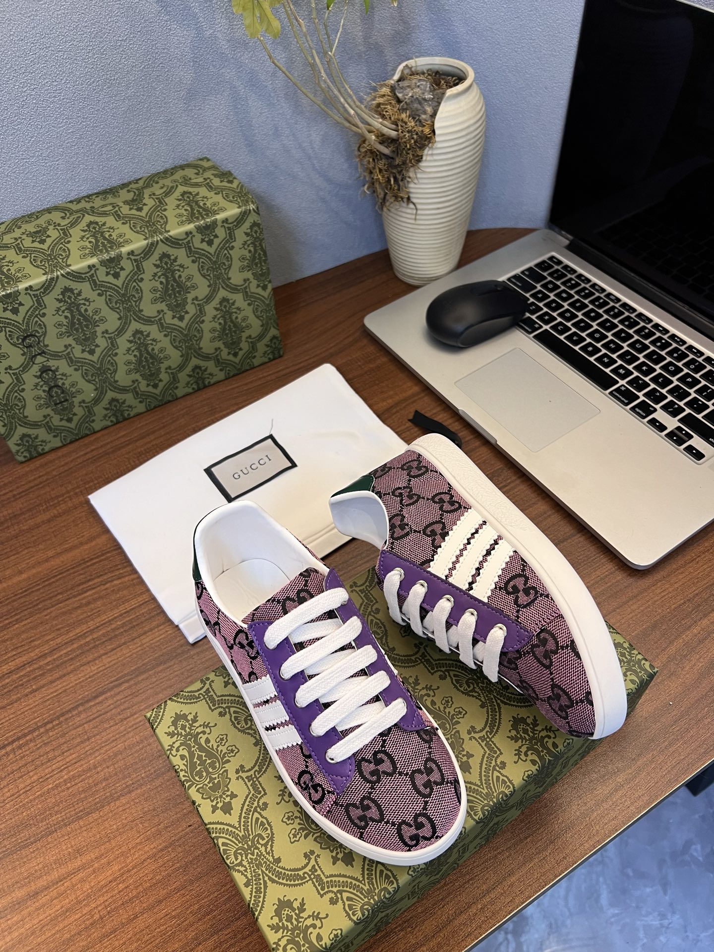 Children's shoes child
